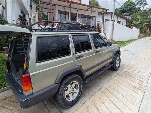 $18000000 : Jeep Cherokee Laredo 98 image 4