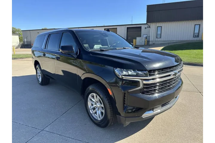 $30900 : 2023 Suburban LT image 8