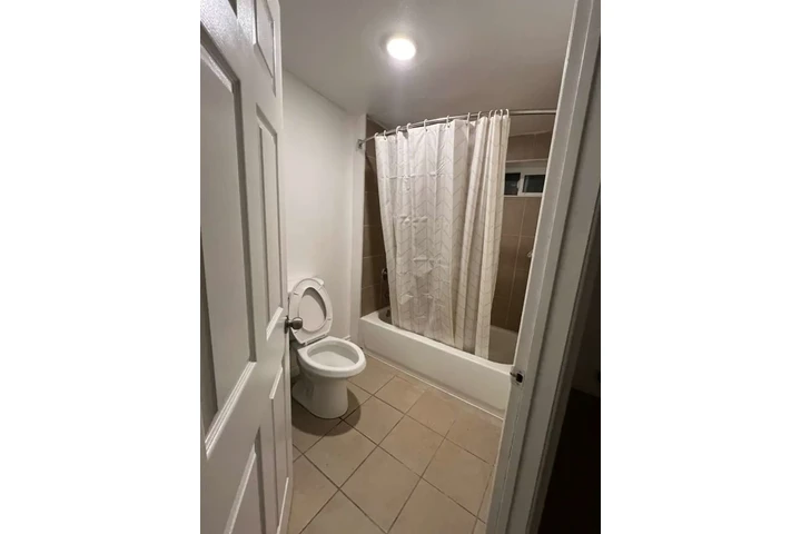 $1150 : Rento cuarto image 5