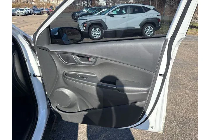 $17495 : Hyundai KONA 2023 AWD SEL 4d image 8