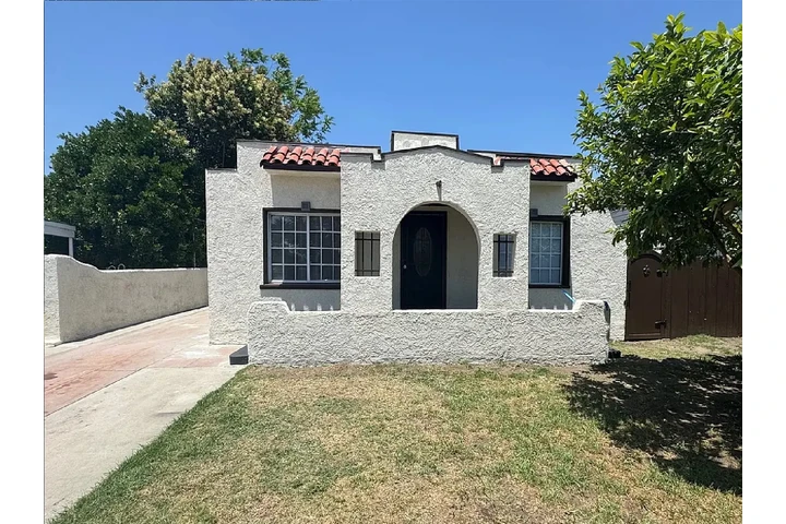 $950 : cozy living  spacious home image 1