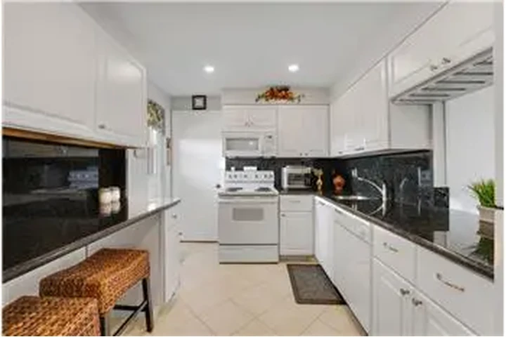 $2095 : Rental property with 2 bedro image 2