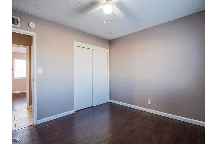 $900 : Charming SINGLE-STORY 3-Bedroo image 9