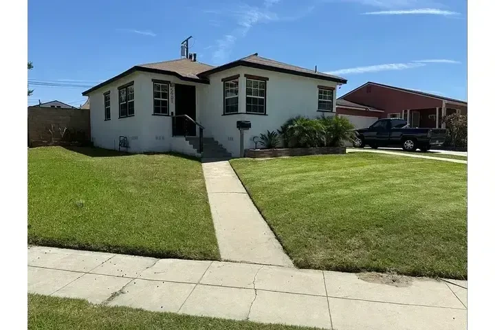 $1800 : UTILITIES INCLUDED🏡South Gate image 1