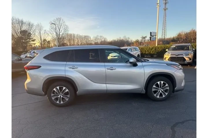 $37911 : Toyota Highlander 2024 XLE 4 image 10