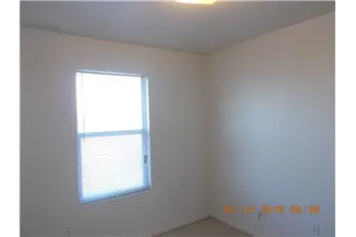 $800 : Rental property with 2 bedro image 7