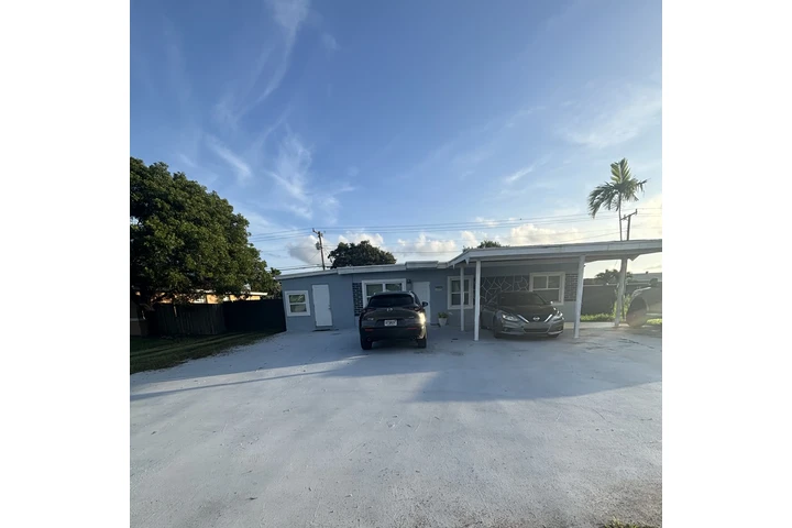 $2800 : Se renta casa en buena zona image 1