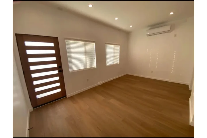 $1500 : Authentically  pleasing house image 7