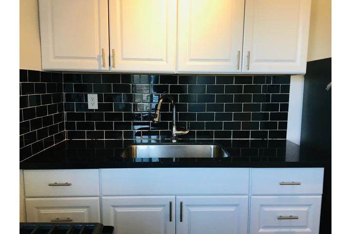 $1395 : SINGLE  FULLY RENOVATED APT image 5