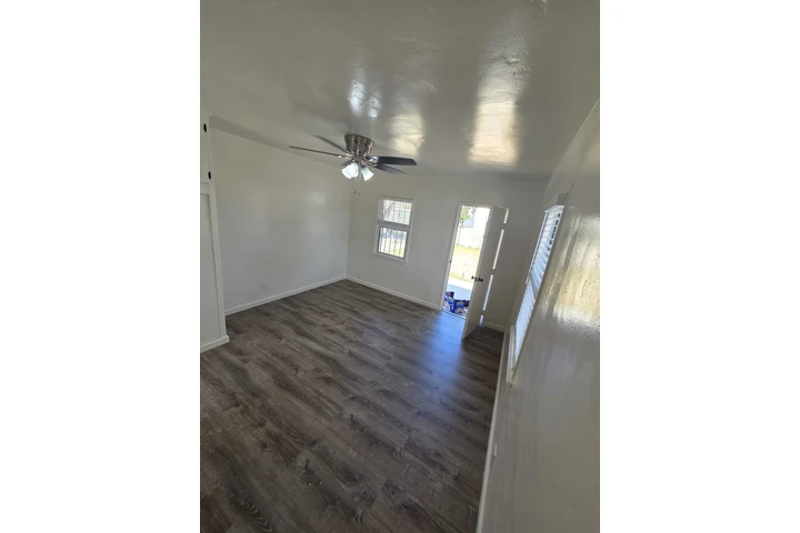 $1550 : Bell Gardens - Studio image 5