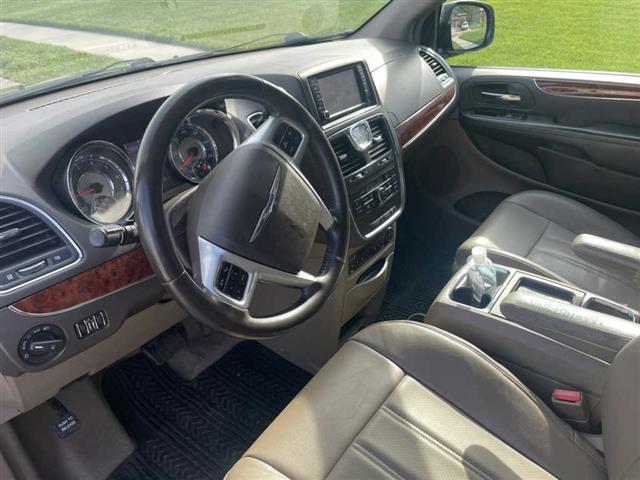 $4300 : 2012 Chrysler Town & Country T image 5