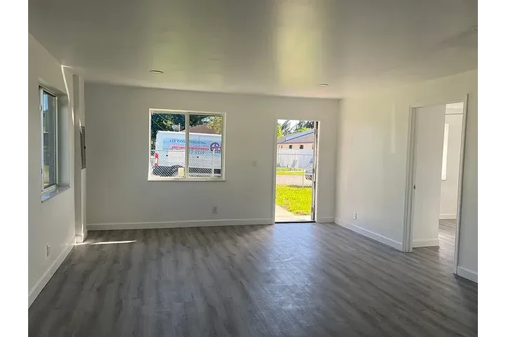 $800 : Charming 2-bedroom, 1-bathroom image 2