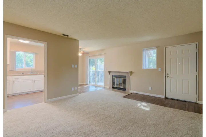 $910 : Cozy One-Bedroom Apartment in image 1