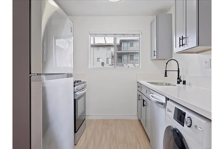 $1400 : 1 bed 1 Bath image 4