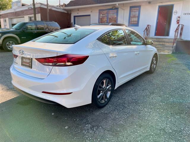 2017 Elantra SE image 6