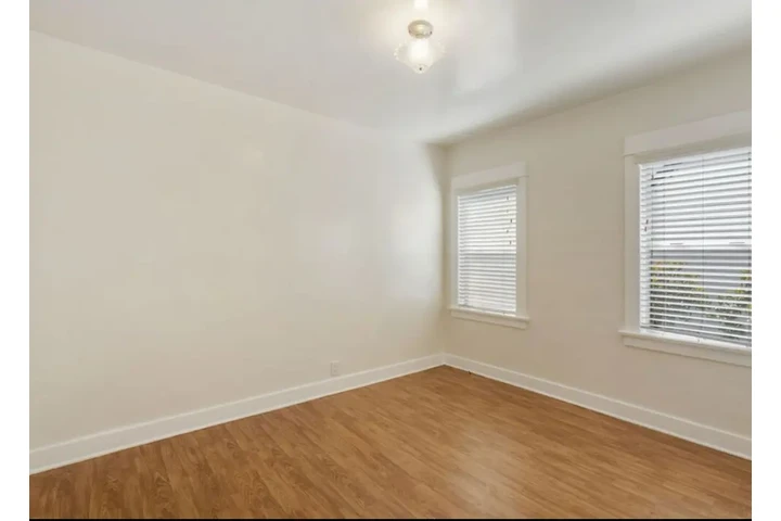 $2050 : Spacious 2 Bedroom in Lynwood image 5