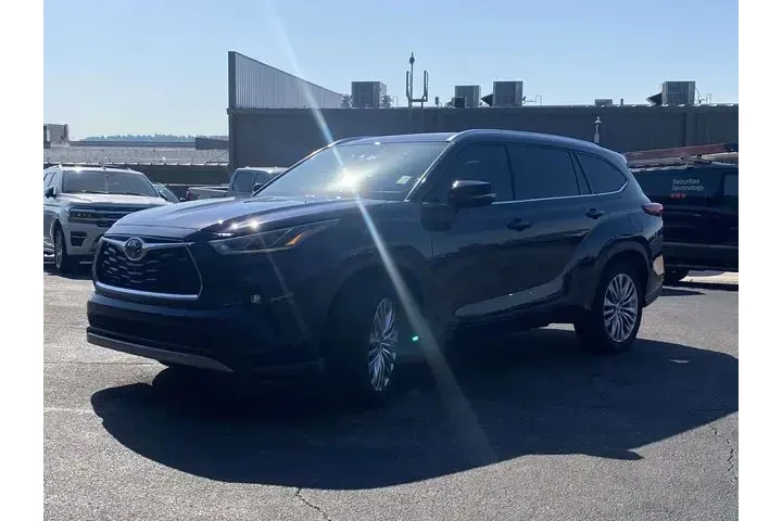 $39931 : Toyota Highlander 2023 LE 4d image 8