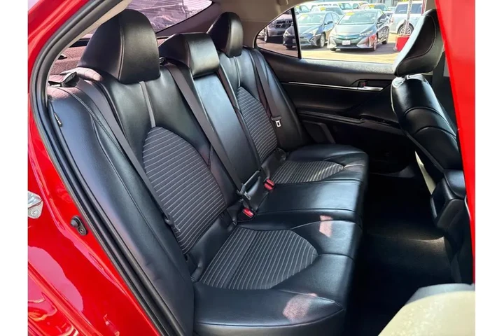 2020 Toyota Camry SE Sedan 4D image 7
