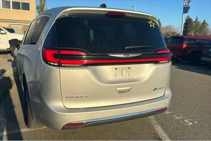 $26990 : Chrysler Pacifica Plug-In Hy image 4