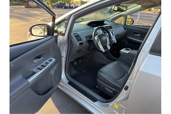 $10000 : 2014 Prius v Five image 2