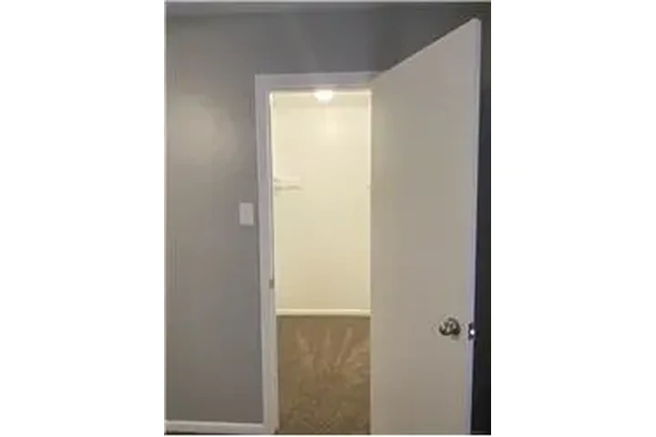 $860 : Rental property with 2 bedro image 7