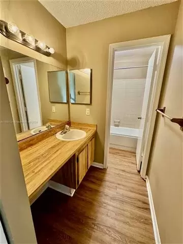 $2000 : Miami  Lakes$2200 image 4