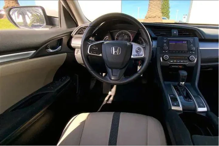 $19985 : Honda Civic 2018 LX 4dr Seda image 5