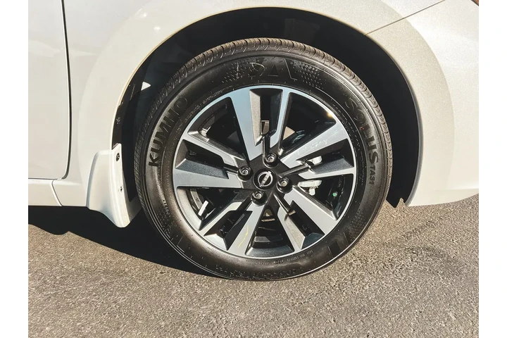 $18997 : Nissan Versa 2025 SV 4dr Sed image 10