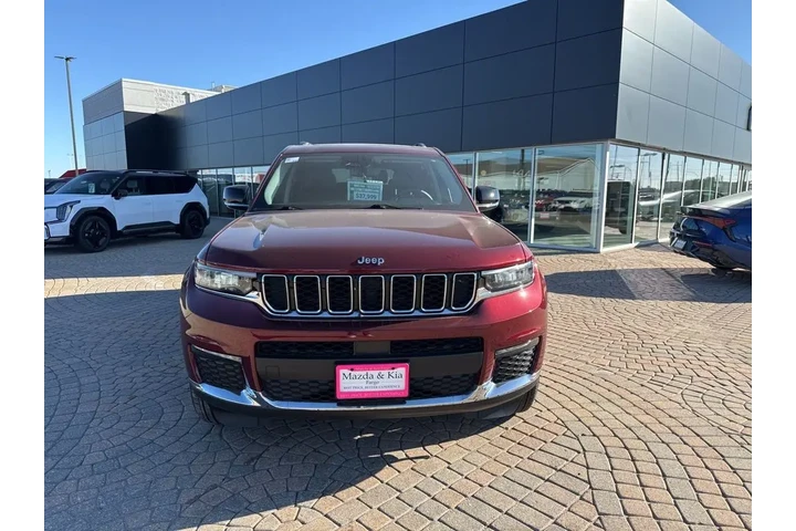$37999 : 2023 Grand Cherokee L Limited image 2