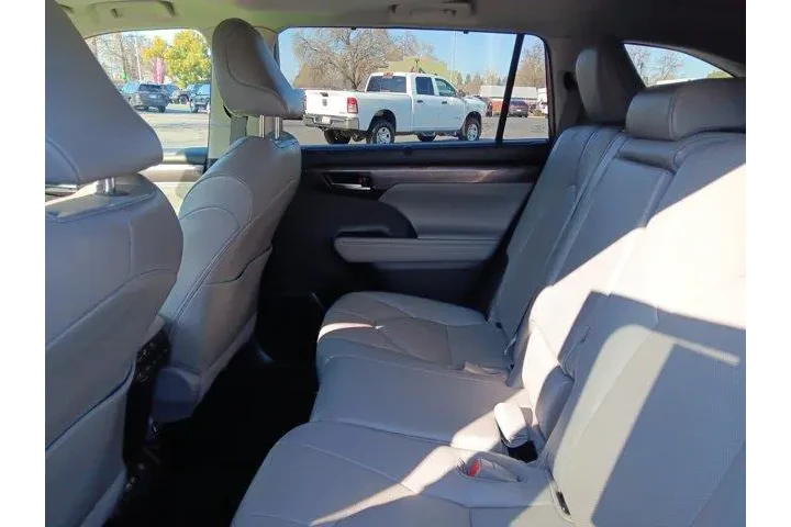 $39995 : Toyota Highlander 2022 AWD L image 8