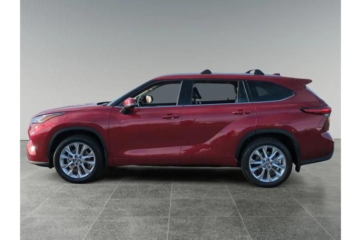 $38826 : Toyota Highlander 2023 LE 4d image 2