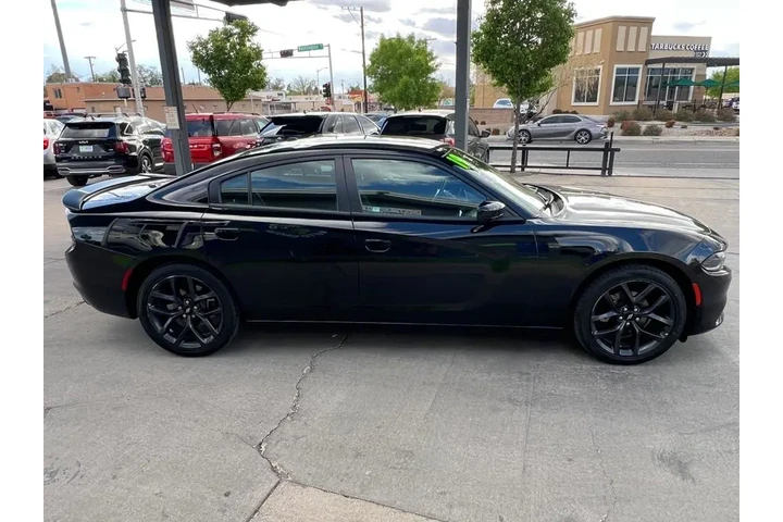 2019 Charger SXT image 4