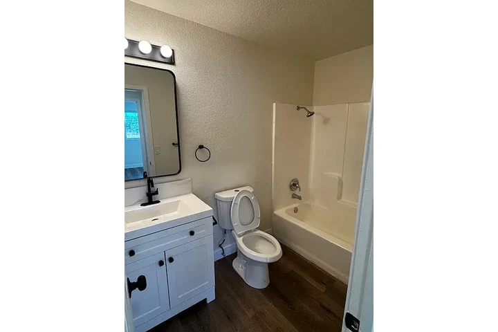 $900 : Beautiful Home...Fontana, CA image 7