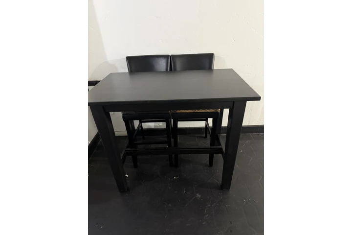 $150 : Mesa con dos sillas image 1