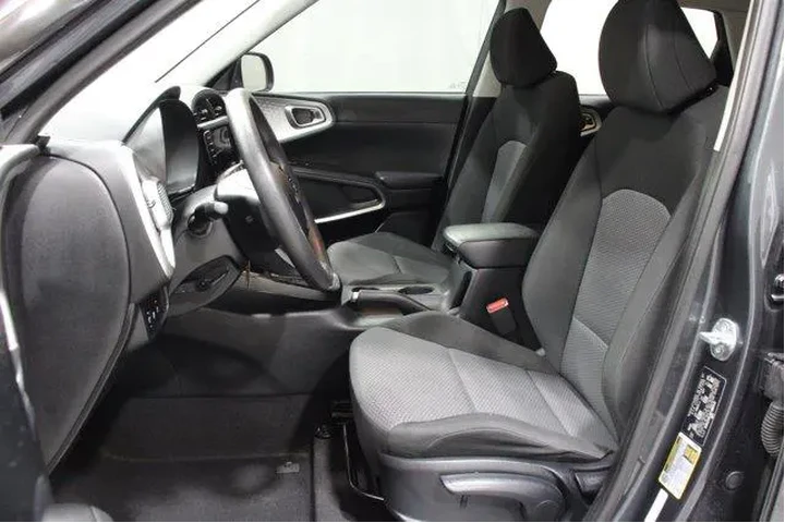 $18981 : Kia Soul 2023 LX 4dr Crossov image 3