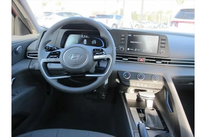 $24005 : Hyundai ELANTRA 2025 SE 4dr image 4