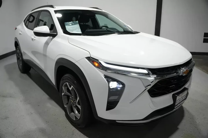 $20391 : 2025 Trax LT image 5