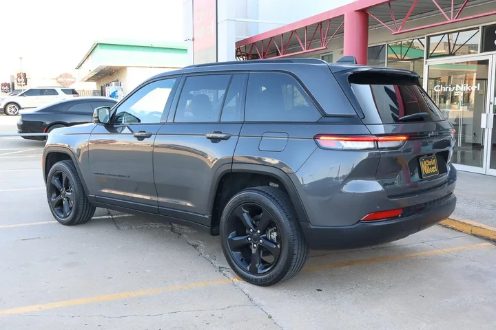 $33287 : 2023 Grand Cherokee Altitude image 6