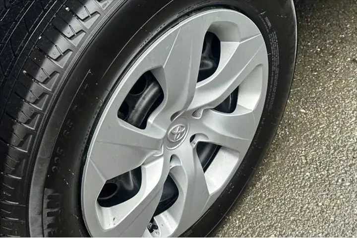 $28990 : Toyota RAV4 2025 AWD LE 4dr image 7