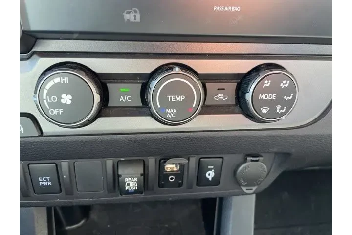 $29992 : Toyota Tacoma 2019 4x4 TRD P image 9