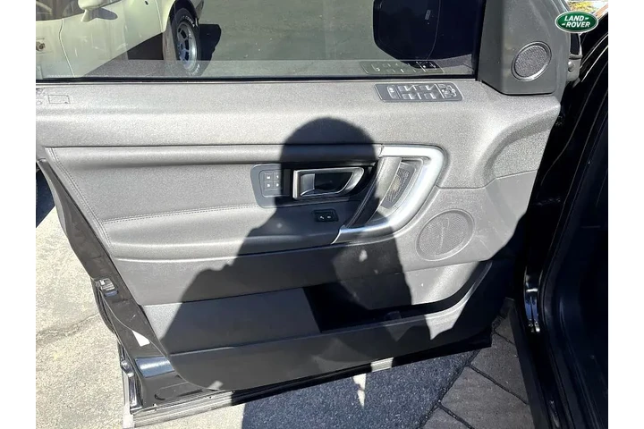 $15990 : 2018 Land Rover Discovery Spo image 9