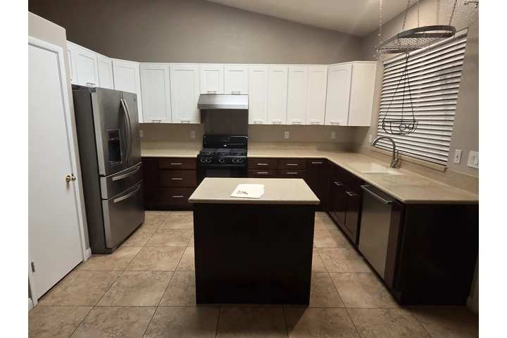 $2200 : Casa de renta de 4 recamaras image 3