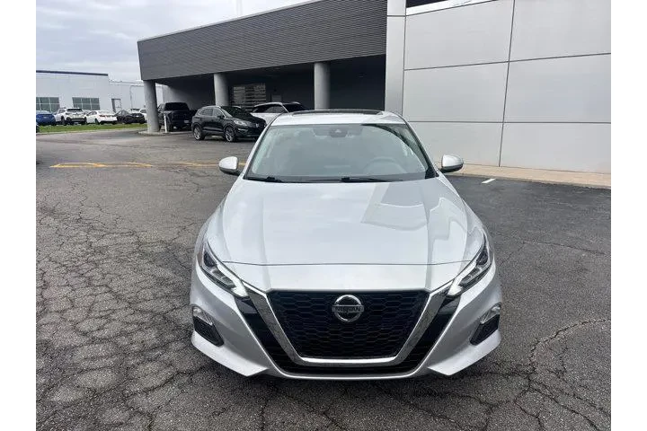 $17985 : Nissan Altima 2021 2.5 SV 4d image 2