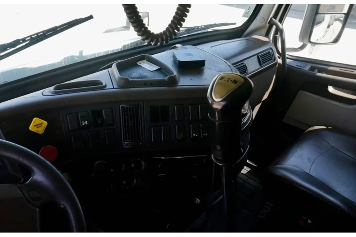 $9500 : 2014 VOLVO VNL PARTES image 6