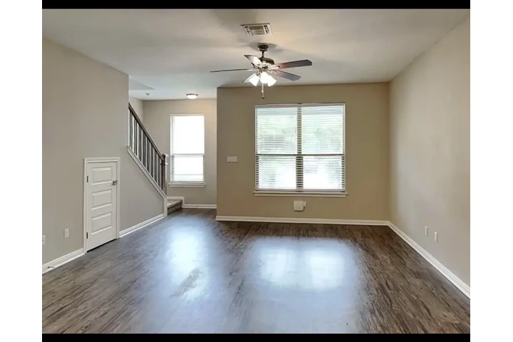 $1045 : 3Bed/2bath image 1