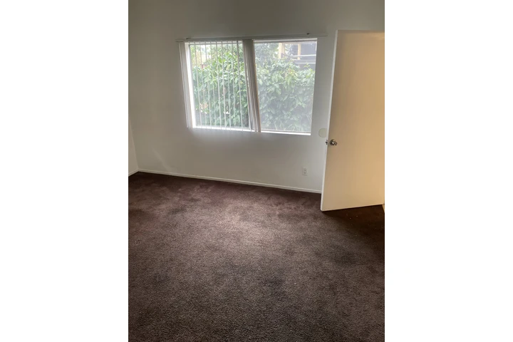 $1200 : Cuarto con baño y un parking image 2