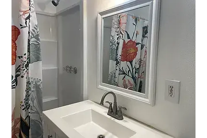 $2000 : newly remodeled 2bed image 3