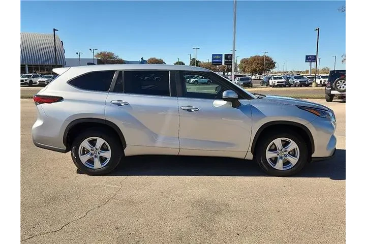 $32995 : Toyota Highlander 2023 LE 4d image 5