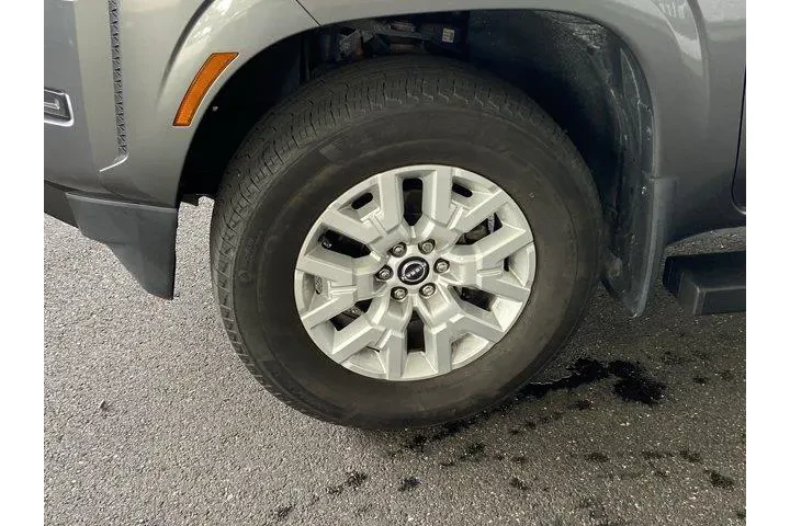 Nissan Frontier 2022 4x4 SV image 9