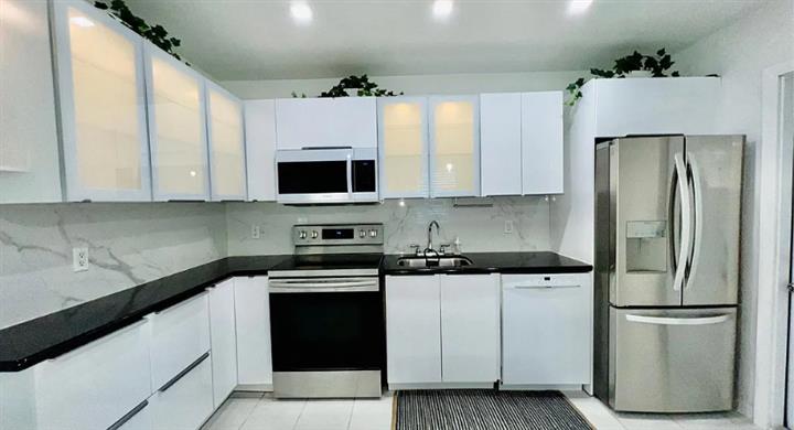 $2000 : Beautiful 2bed house in Miami image 2